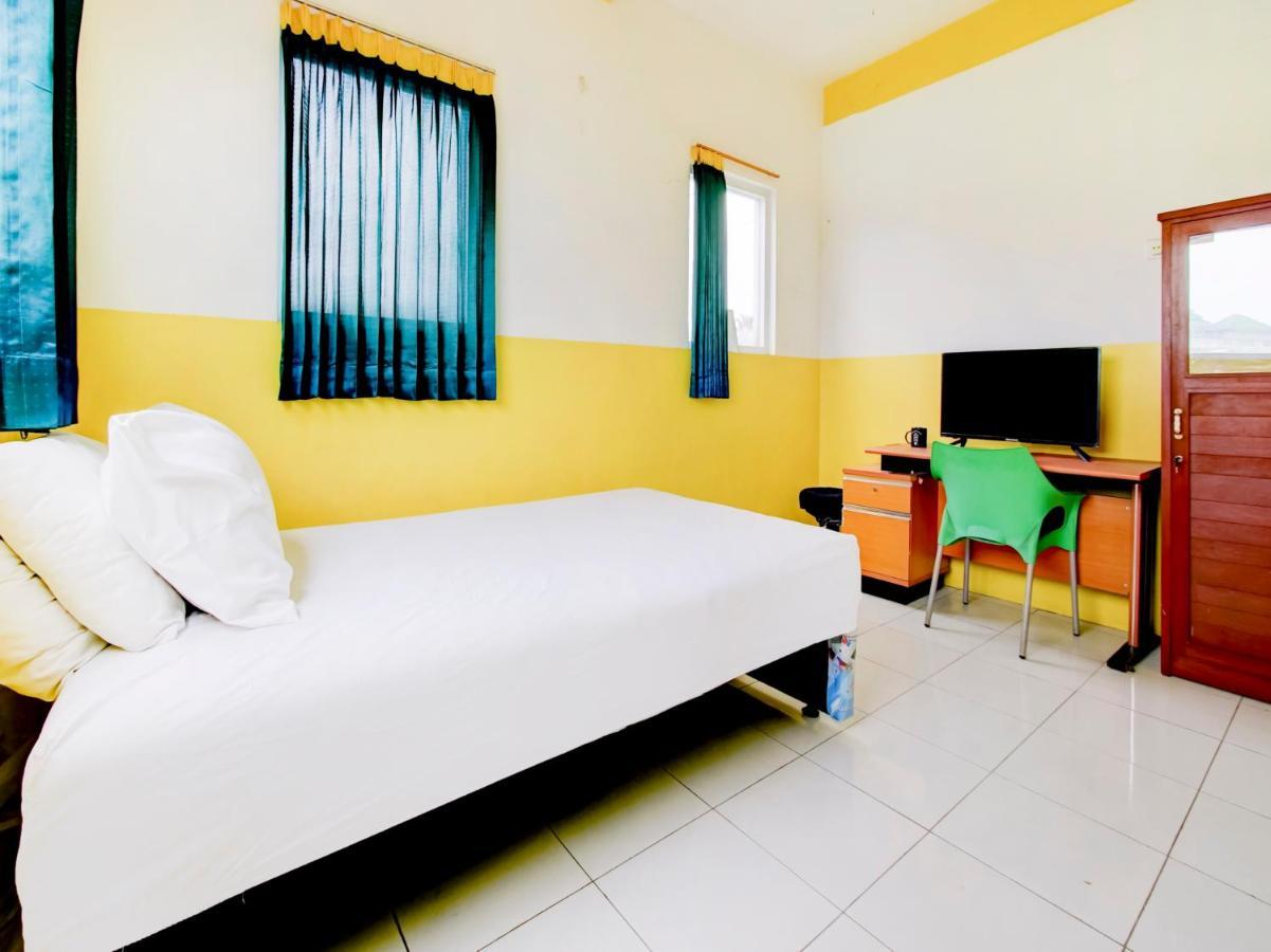 Oyo Life 3103 Opo Homestay & Kost มะลัง ภายนอก รูปภาพ
