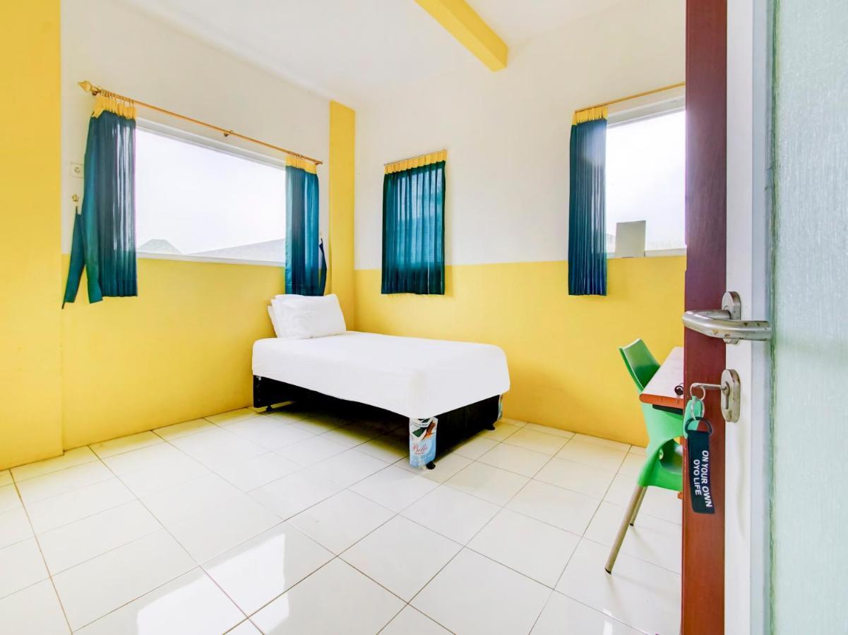 Oyo Life 3103 Opo Homestay & Kost มะลัง ภายนอก รูปภาพ