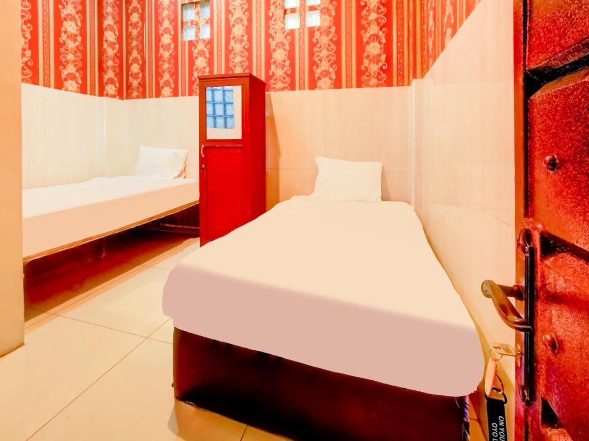 Oyo Life 3103 Opo Homestay & Kost มะลัง ภายนอก รูปภาพ