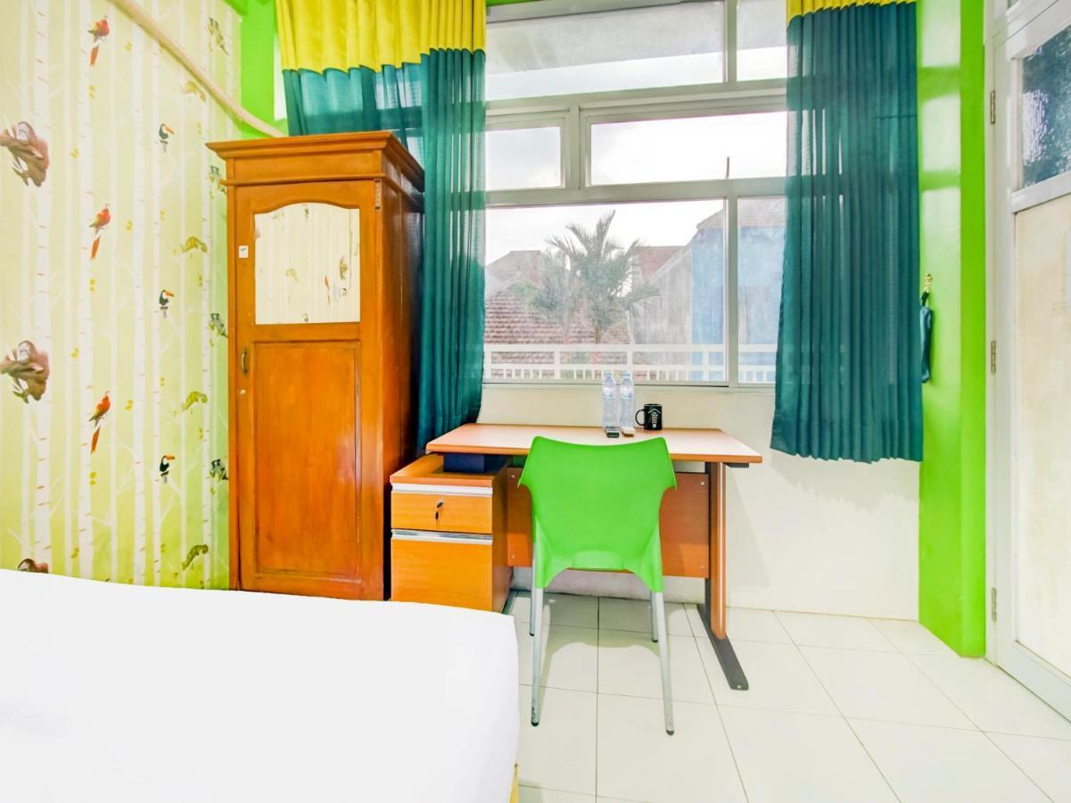 Oyo Life 3103 Opo Homestay & Kost มะลัง ภายนอก รูปภาพ